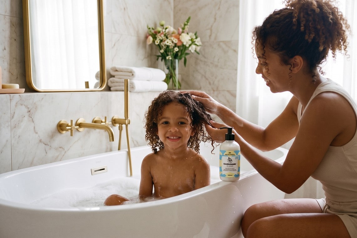 Cabelo cacheado da criança: como pentear sem frizz